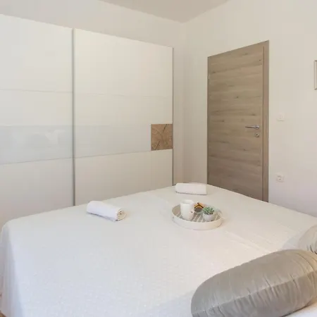 Emanuela With Heated Private Pool, Bbq *