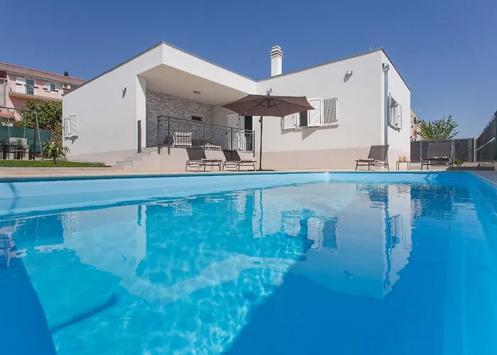 Emanuela With Heated Private Pool, Bbq *