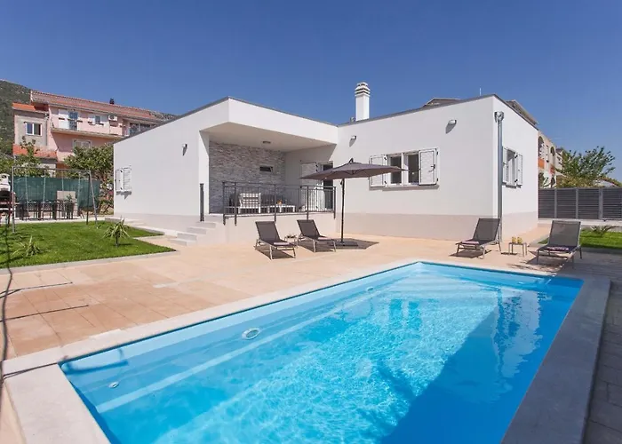 Emanuela With Heated Private Pool, Bbq Kastela