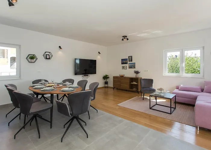 Emanuela With Heated Private Pool, Bbq Villa *