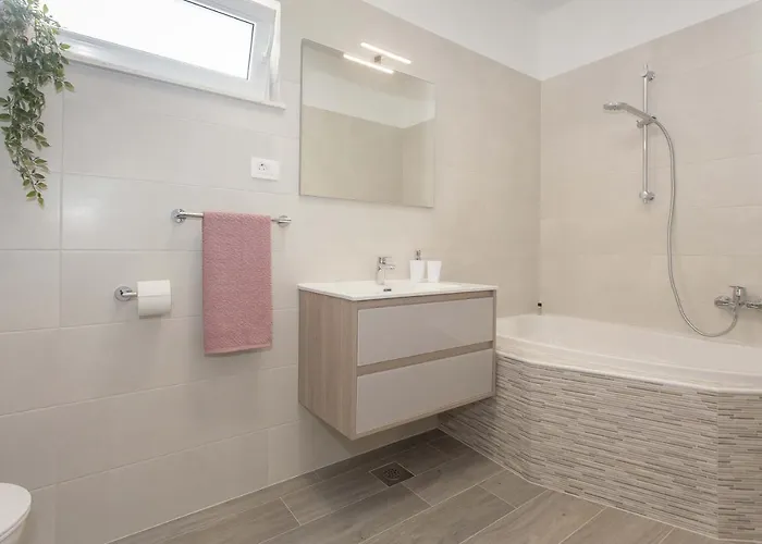 Emanuela With Heated Private Pool, Bbq Villa Kastela