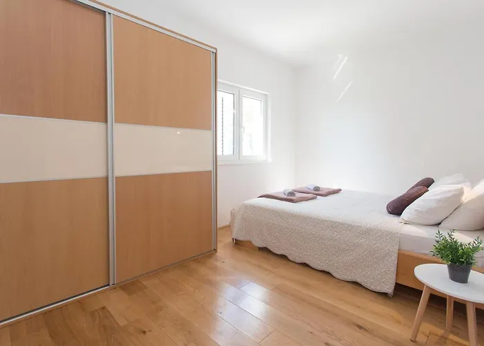 Villa Emanuela With Heated Private Pool, Bbq Kastela
