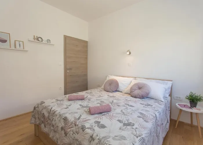 Emanuela With Heated Private Pool, Bbq Kastela