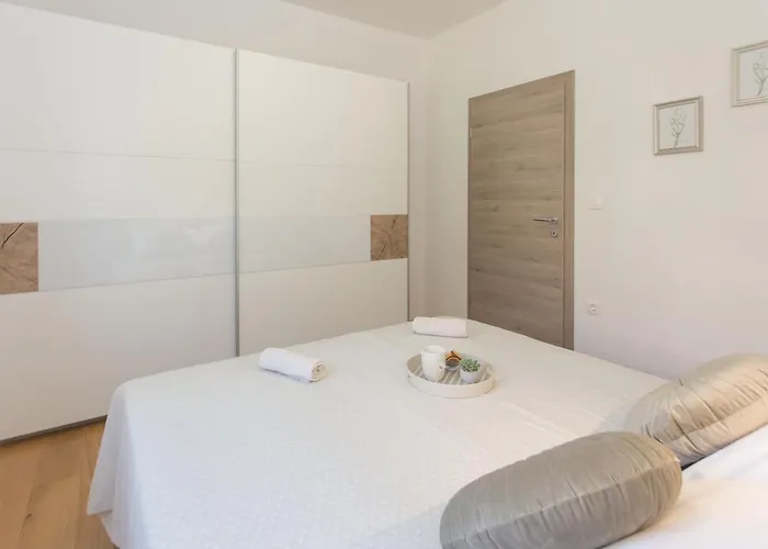Emanuela With Heated Private Pool, Bbq *