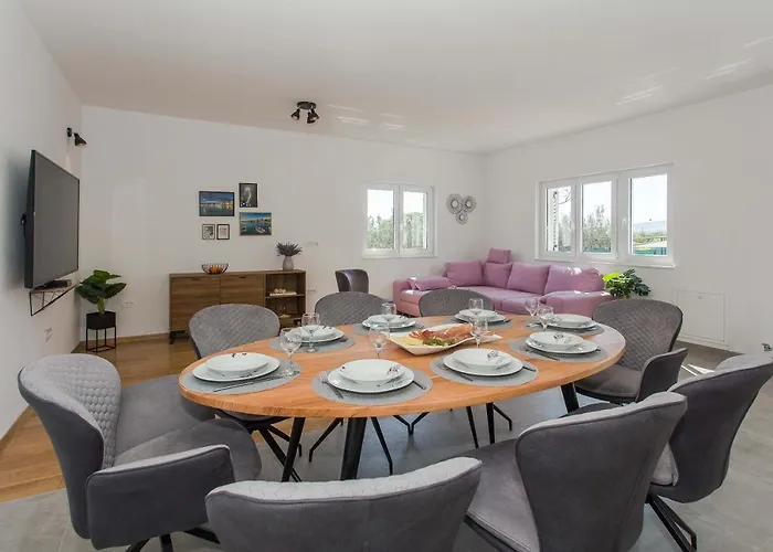 Villa Emanuela With Heated Private Pool, Bbq Kastela