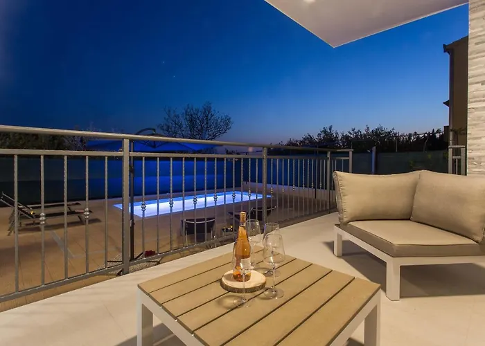 Villa Emanuela With Heated Private Pool, Bbq