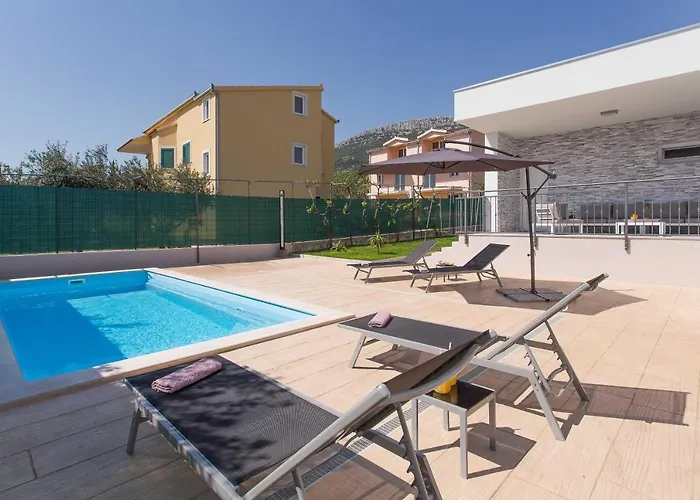 Emanuela With Heated Private Pool, Bbq * Kastela