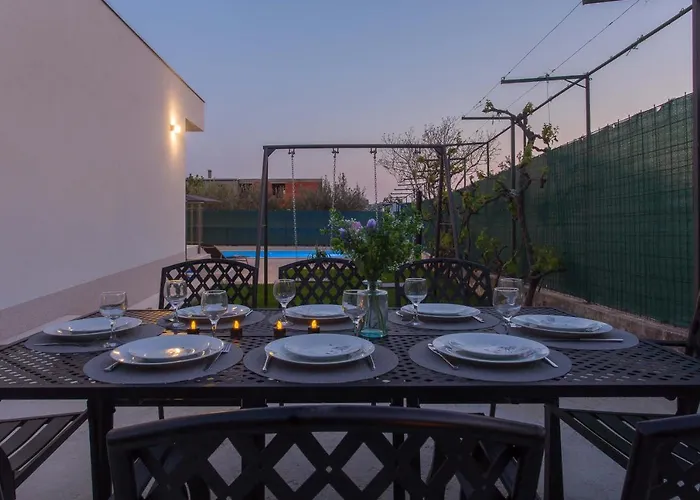 Emanuela With Heated Private Pool, Bbq Kastela