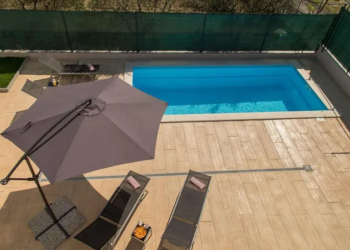 Emanuela With Heated Private Pool, Bbq