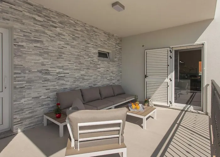 Emanuela With Heated Private Pool, Bbq Villa
