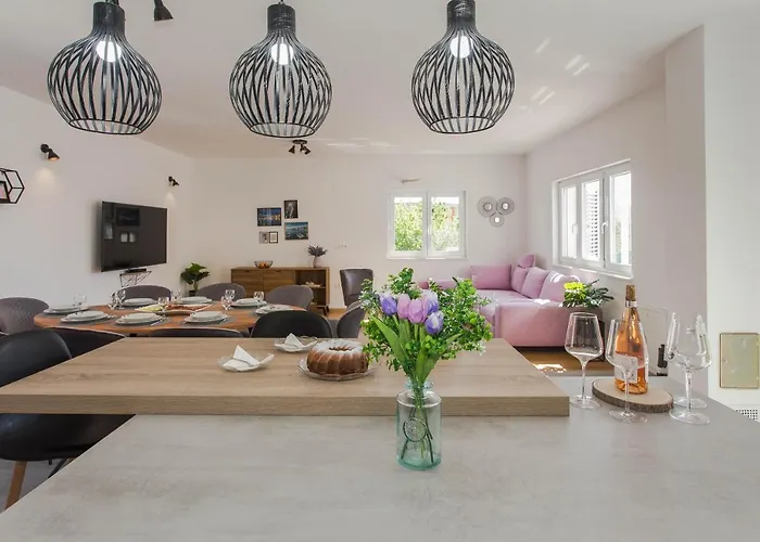 Emanuela With Heated Private Pool, Bbq *