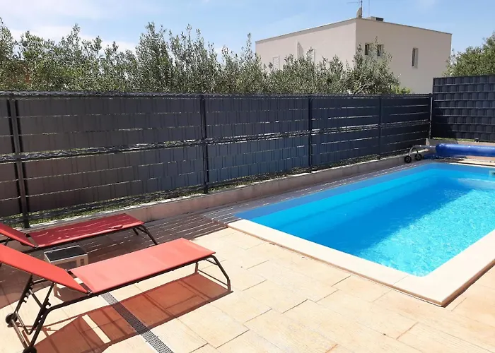 Emanuela With Heated Private Pool, Bbq Kastela