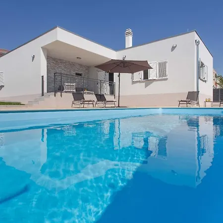 Emanuela With Heated Private Pool, Bbq *