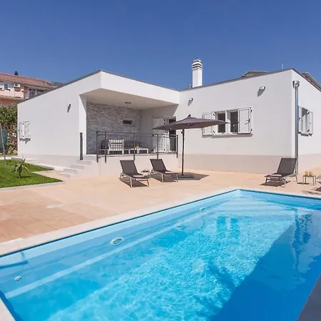 Emanuela With Heated Private Pool, Bbq Kastela