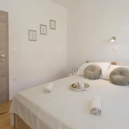 Emanuela With Heated Private Pool, Bbq Villa *