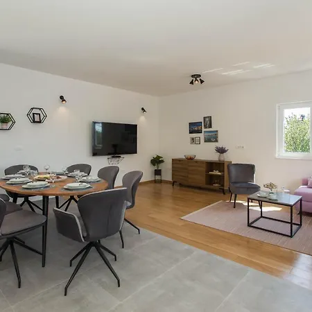 Emanuela With Heated Private Pool, Bbq Villa *