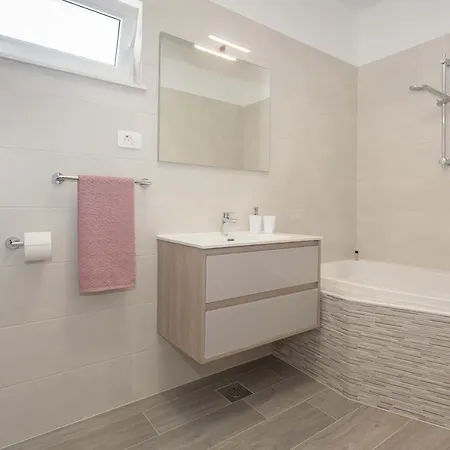 Emanuela With Heated Private Pool, Bbq Villa Kastela