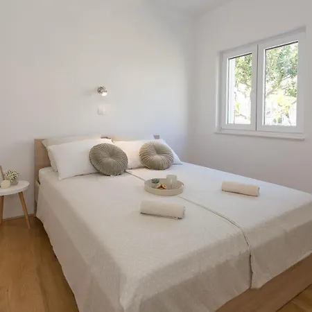 Emanuela With Heated Private Pool, Bbq Villa Kastela