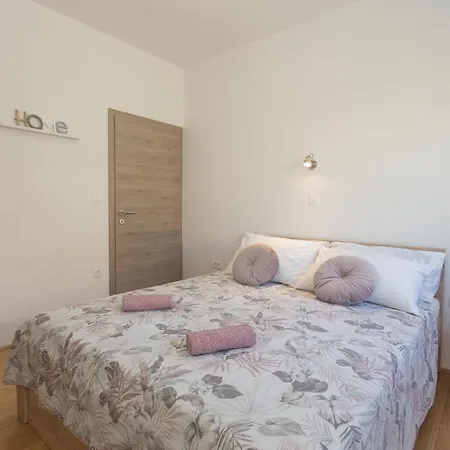Emanuela With Heated Private Pool, Bbq Kastela