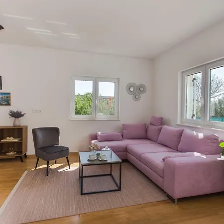 Emanuela With Heated Private Pool, Bbq