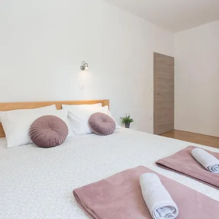 Villa Emanuela With Heated Private Pool, Bbq