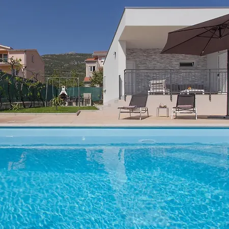 Villa Emanuela With Heated Private Pool, Bbq