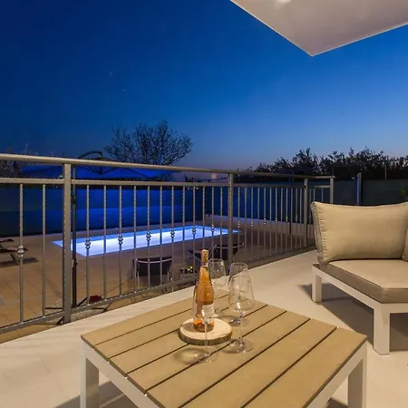 Villa Emanuela With Heated Private Pool, Bbq