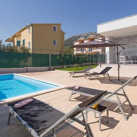 Emanuela With Heated Private Pool, Bbq * Kastela
