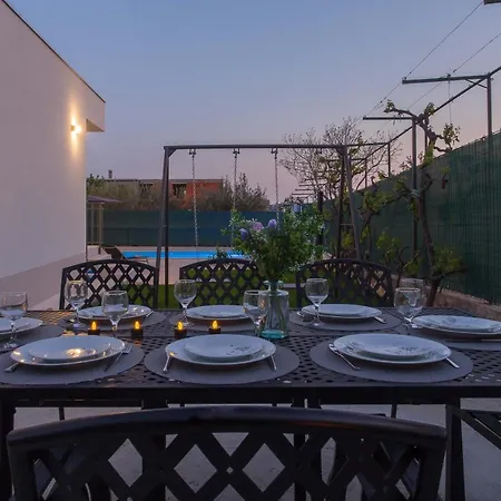 Emanuela With Heated Private Pool, Bbq Kastela