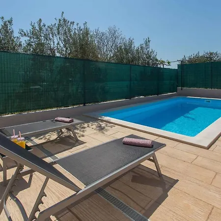 Emanuela With Heated Private Pool, Bbq Villa