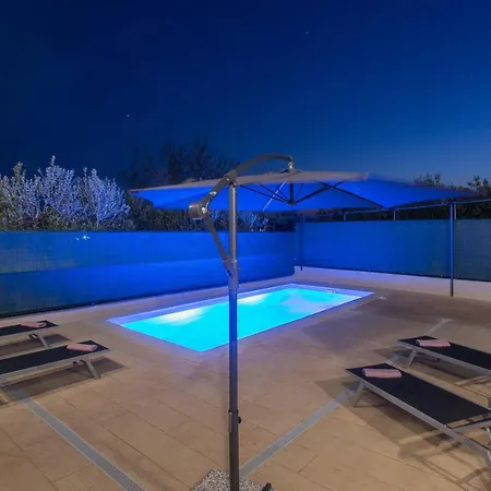 Emanuela With Heated Private Pool, Bbq Villa