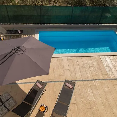 Emanuela With Heated Private Pool, Bbq