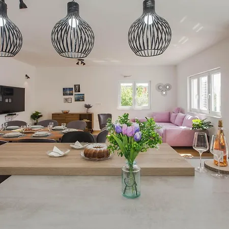 Emanuela With Heated Private Pool, Bbq *