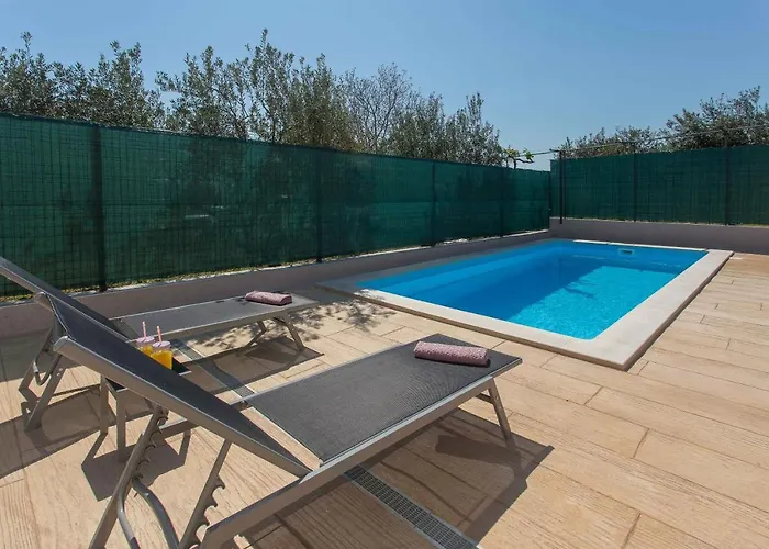 Emanuela With Heated Private Pool, Bbq Vila