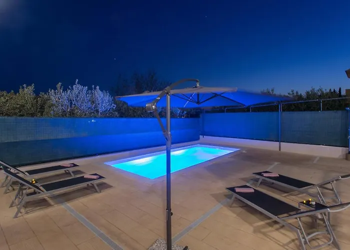 Emanuela With Heated Private Pool, Bbq Vila